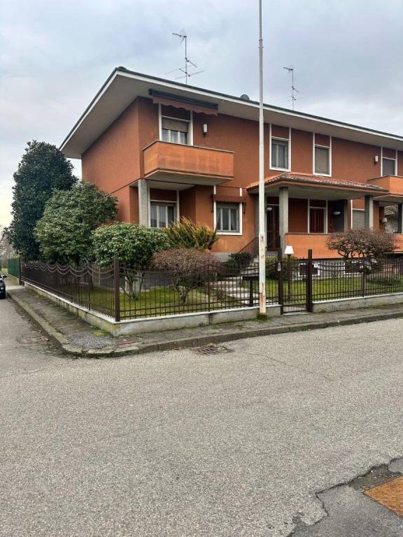 casa indipendente in vendita a Pavia in zona Mirabello