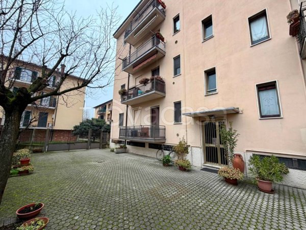 appartamento in vendita a Pavia in zona Borgo Ticino