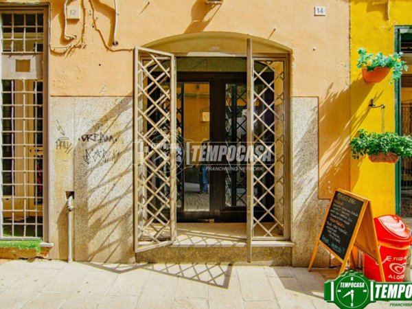 negozio in vendita a Pavia in zona Centro Città