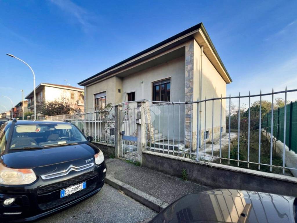 casa indipendente in vendita a Pavia in zona Città Giardino