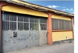 locale commerciale in vendita a Pavia in zona Pompieri