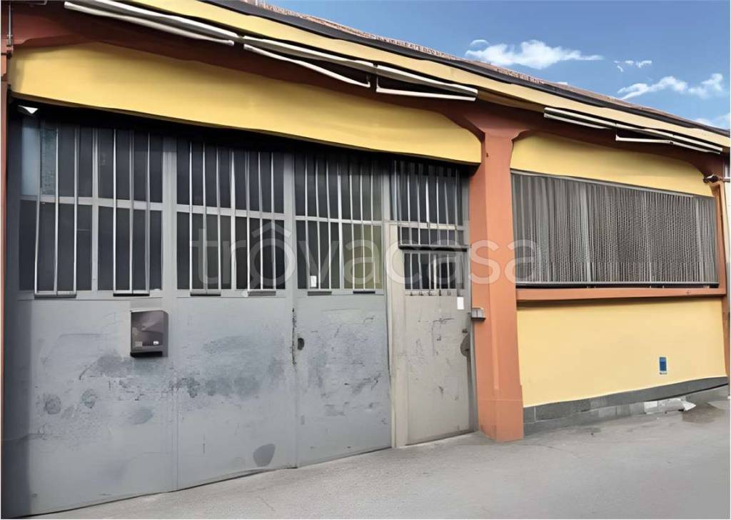 locale commerciale in vendita a Pavia in zona Pompieri