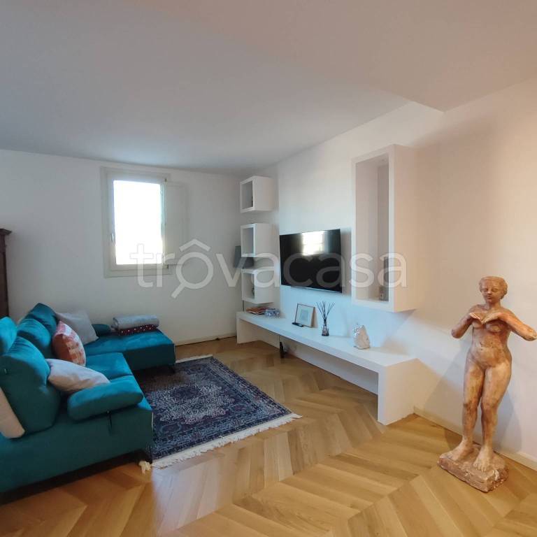 appartamento in vendita a Pavia in zona Centro Città