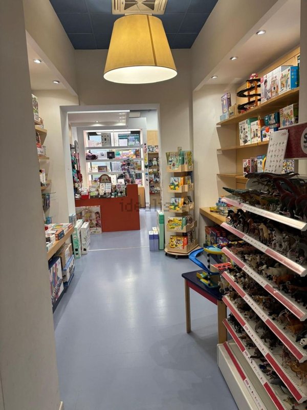 negozio in vendita a Pavia in zona Centro Città