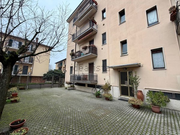 appartamento in vendita a Pavia in zona Borgo Ticino