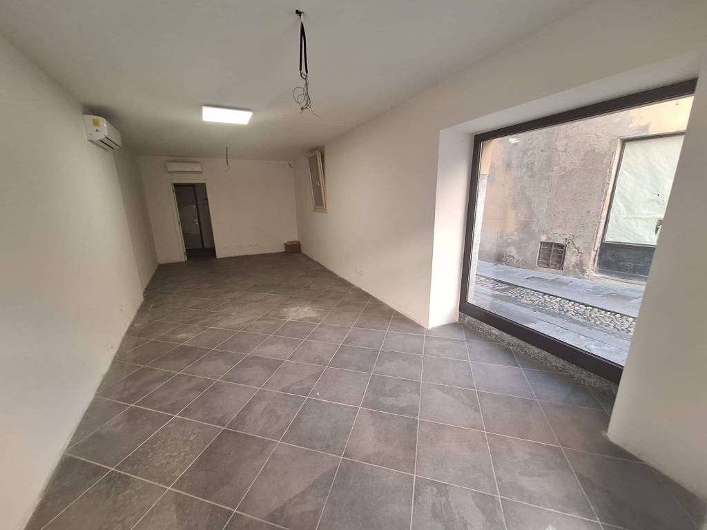 negozio in vendita a Pavia in zona Centro Città