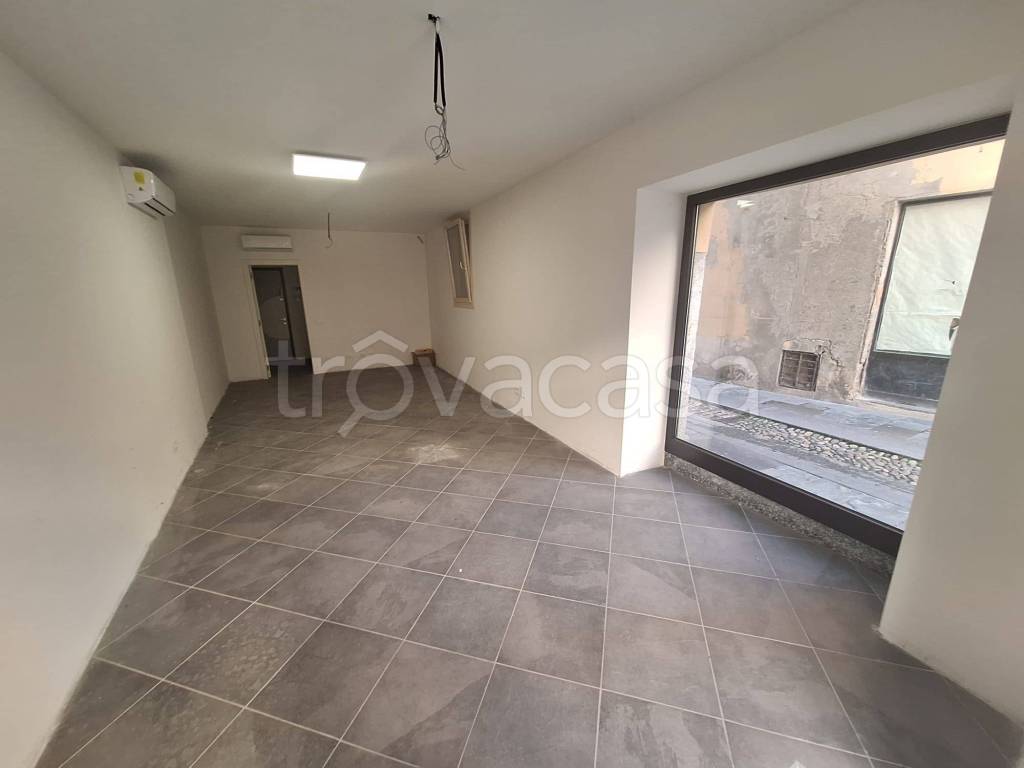 negozio in vendita a Pavia in zona Centro Città