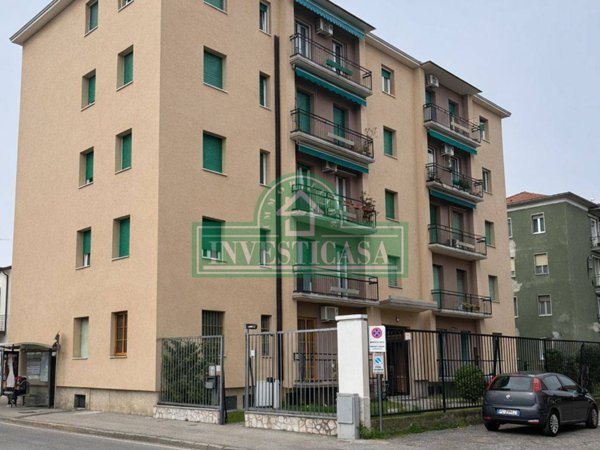 appartamento in vendita a Pavia in zona Pompieri