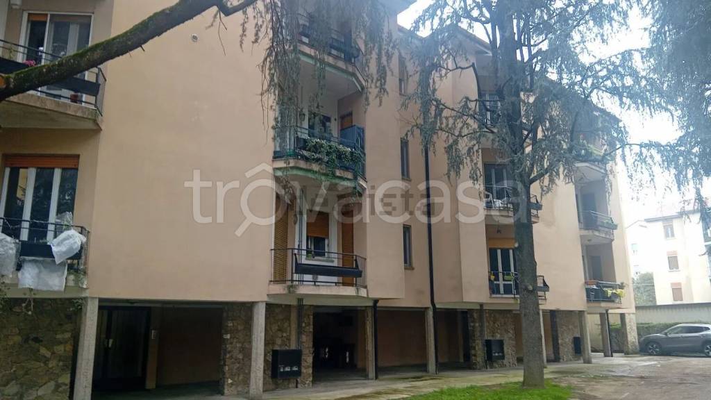 appartamento in vendita a Pavia in zona Vallone