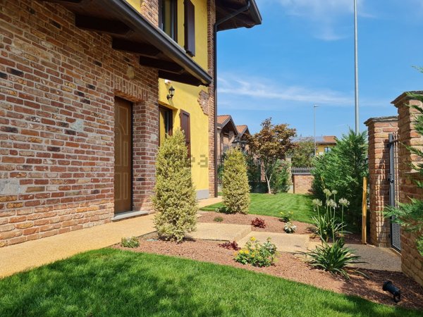 casa indipendente in vendita a Pavia in zona Centro Città