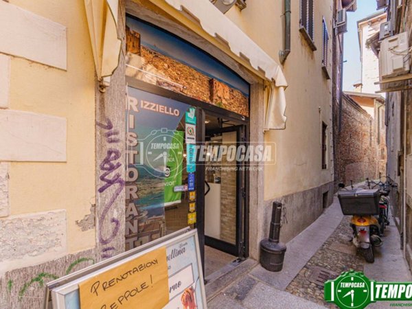 negozio in vendita a Pavia in zona Centro Città