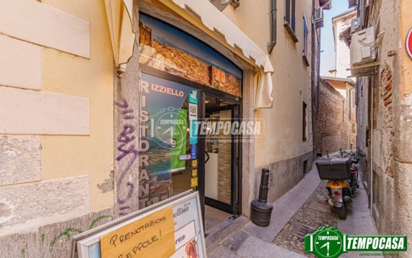 negozio in vendita a Pavia in zona Centro Città