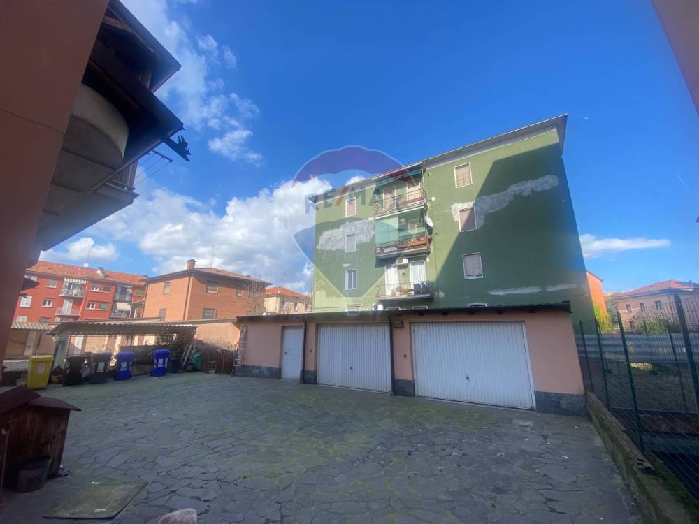 locale commerciale in vendita a Pavia in zona Pompieri