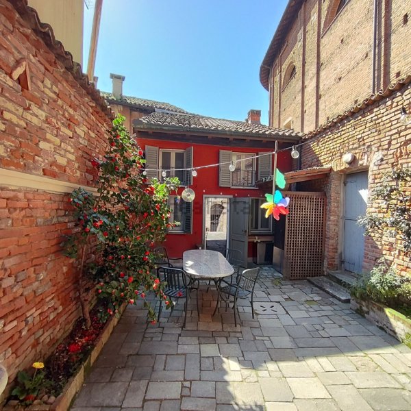 casa indipendente in vendita a Pavia in zona Centro Città