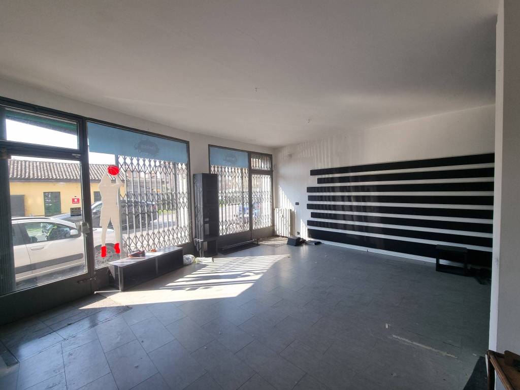 negozio in vendita a Pavia in zona San Pietro