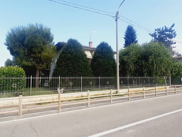 casa indipendente in vendita a Pavia in zona Borgo Ticino