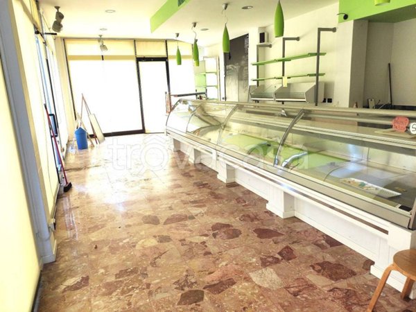 negozio in vendita a Pavia