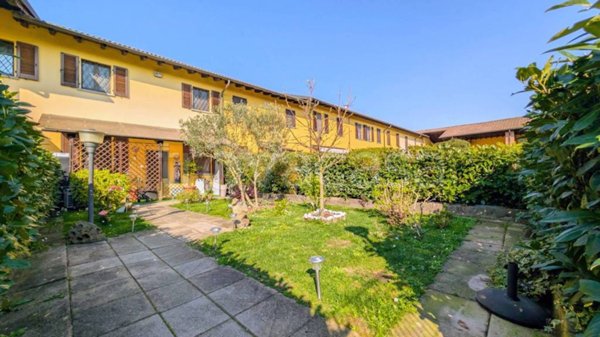 casa indipendente in vendita a Pavia in zona Fossarmato