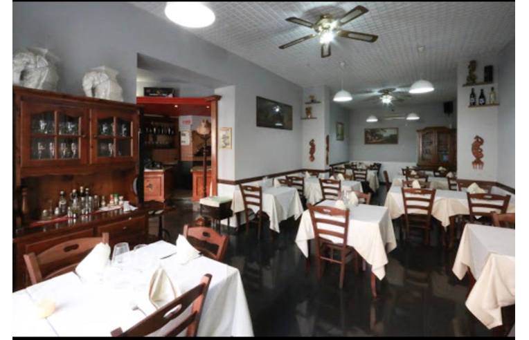 negozio in vendita a Pavia in zona Centro Città