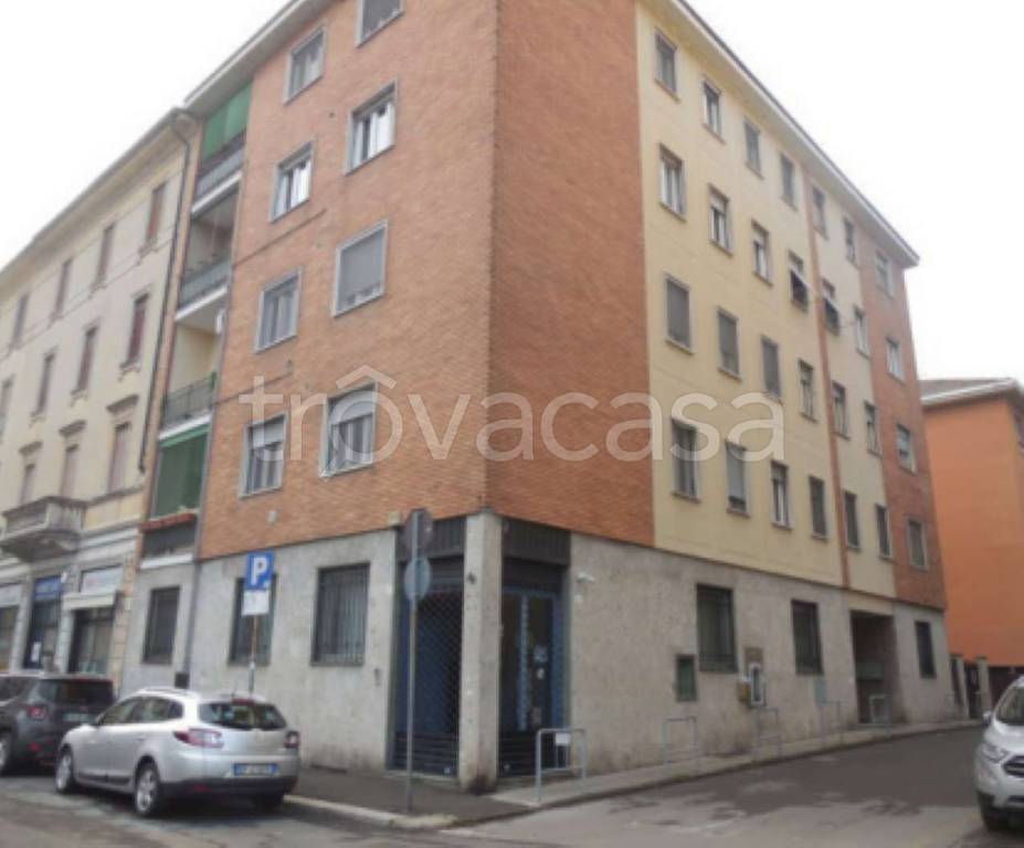 negozio in vendita a Pavia in zona Borgo Ticino