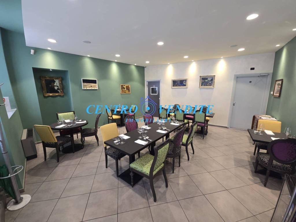 negozio in vendita a Pavia in zona Centro Città