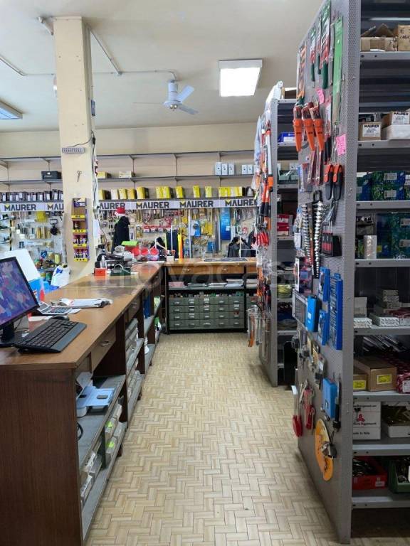 negozio in vendita a Pavia in zona Centro Città