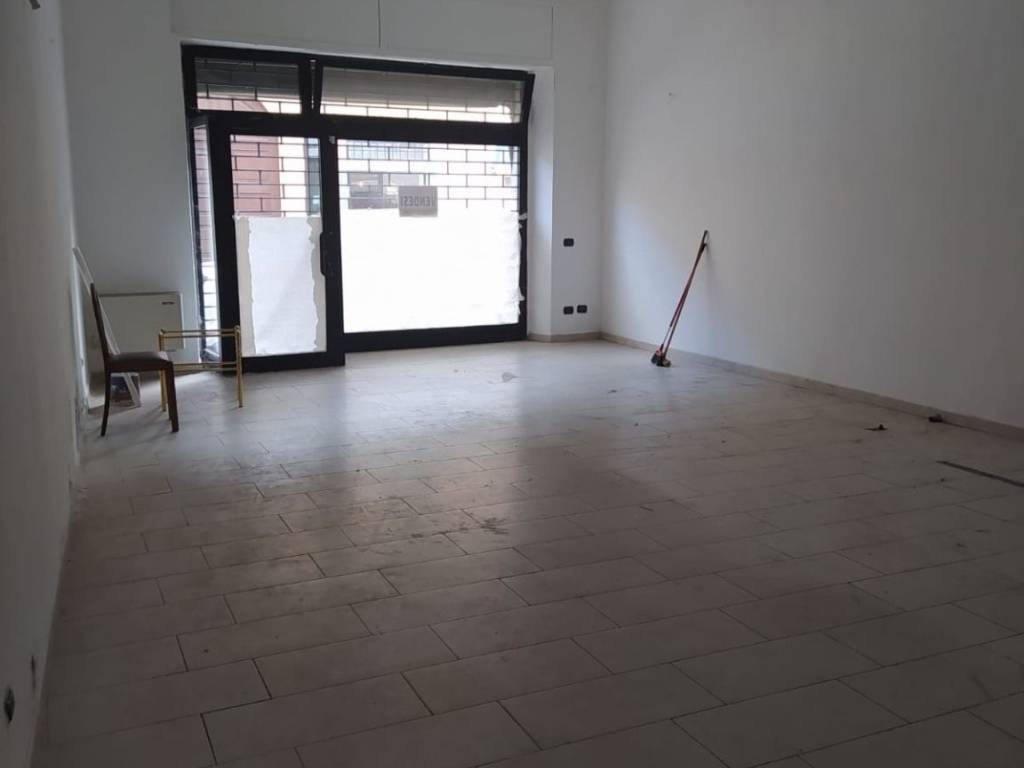 negozio in vendita a Pavia in zona Centro Città