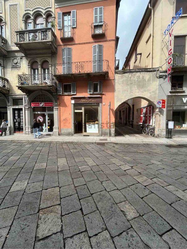 locale commerciale in vendita a Pavia