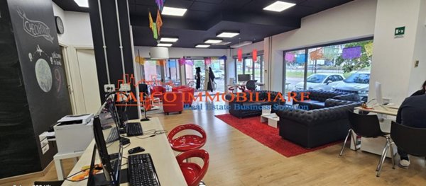 negozio in vendita a Pavia in zona Viale Della Libertà