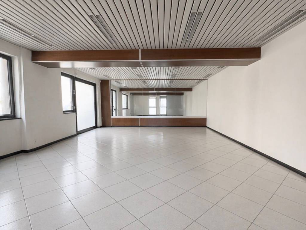 negozio in vendita a Pavia in zona Policlinico