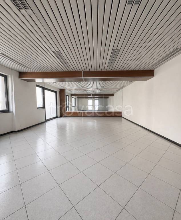 negozio in vendita a Pavia in zona Policlinico