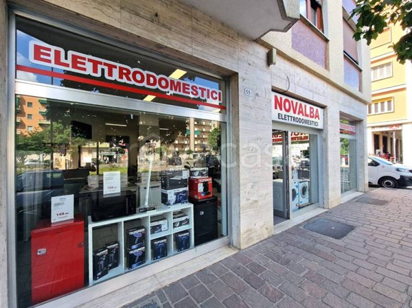 negozio in vendita a Pavia in zona Centro Città