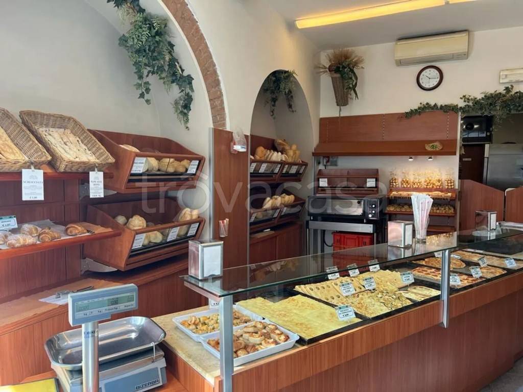 negozio in vendita a Pavia in zona Centro Città