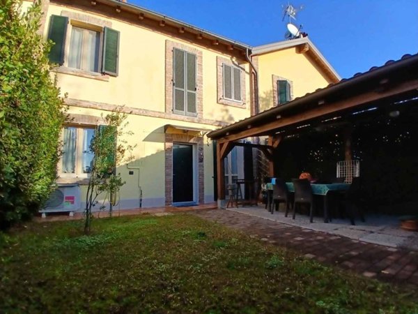 casa indipendente in vendita a Pavia in zona Vallone