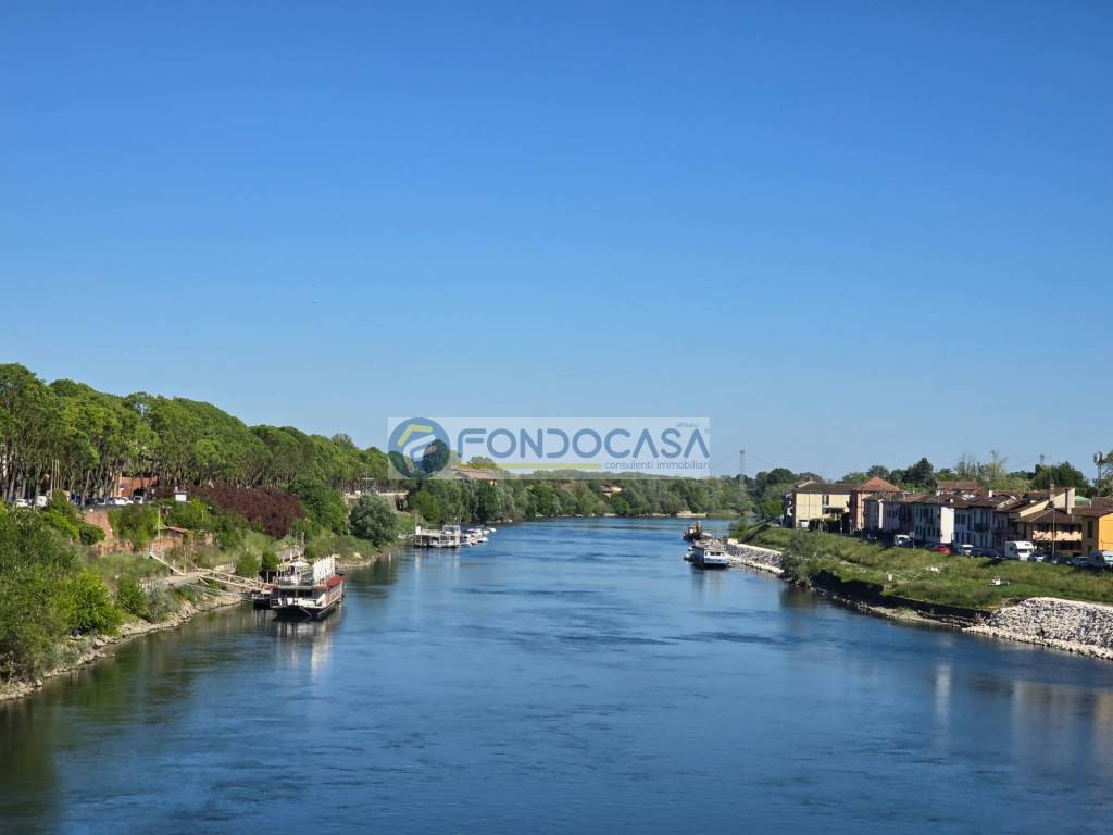 appartamento in vendita a Pavia in zona Borgo Ticino