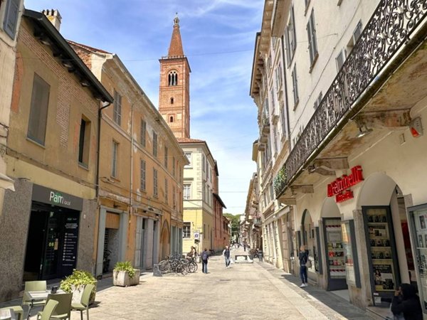 negozio in vendita a Pavia in zona Centro Città