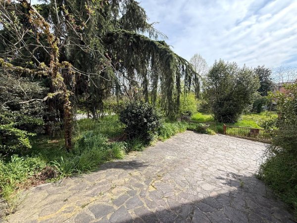 casa indipendente in vendita a Pavia in zona Chiozzo