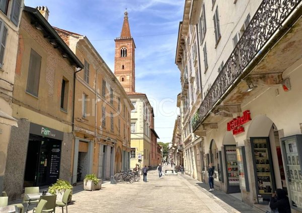 negozio in vendita a Pavia in zona Centro Città