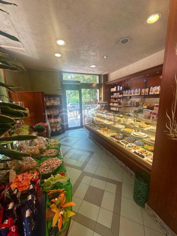 negozio in vendita a Pavia in zona Centro Città