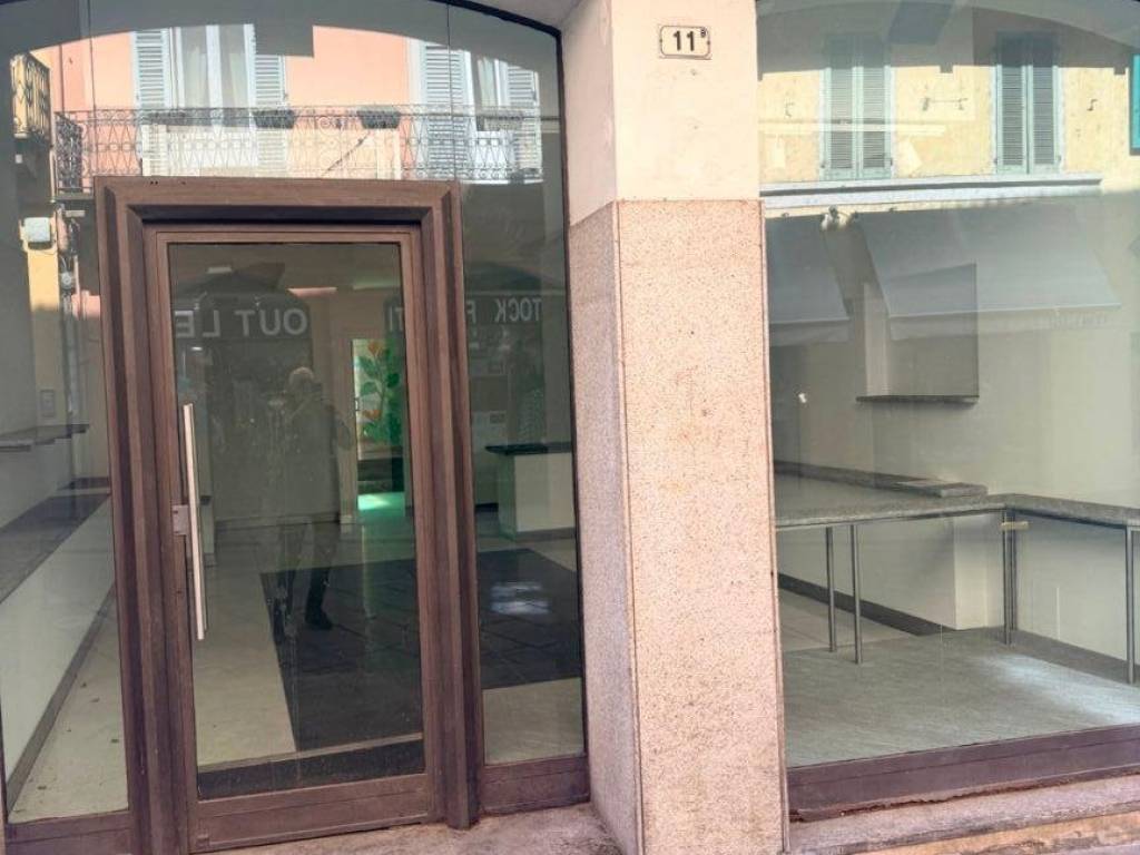 negozio in vendita a Pavia in zona Pompieri