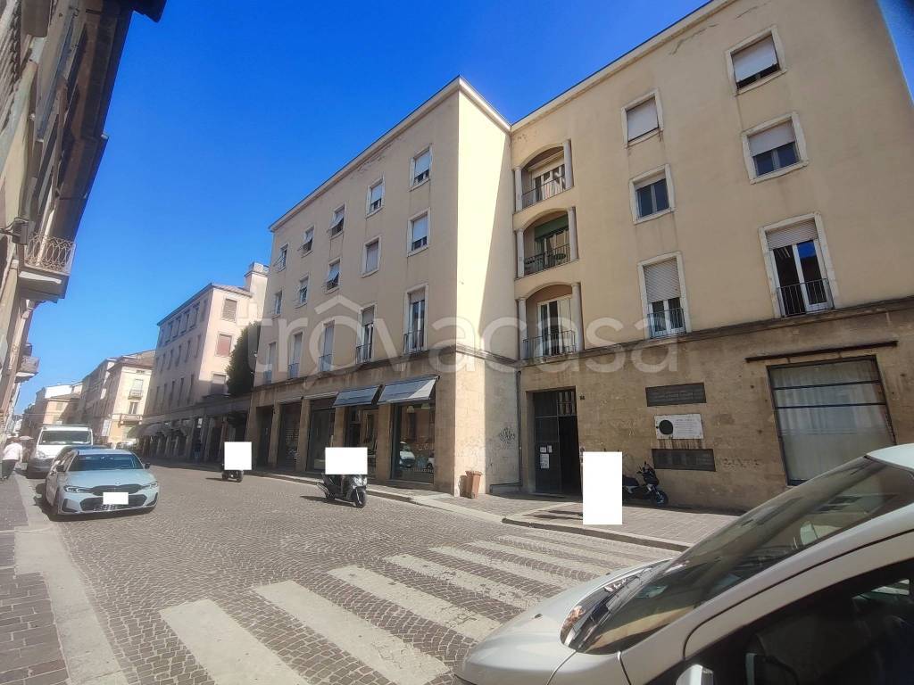 appartamento in vendita a Pavia in zona Centro Città