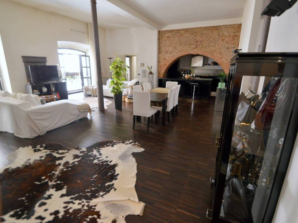appartamento in vendita a Pavia in zona Pompieri