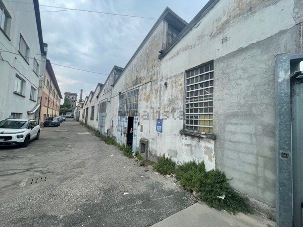 locale di sgombero in vendita a Pavia in zona San Pietro