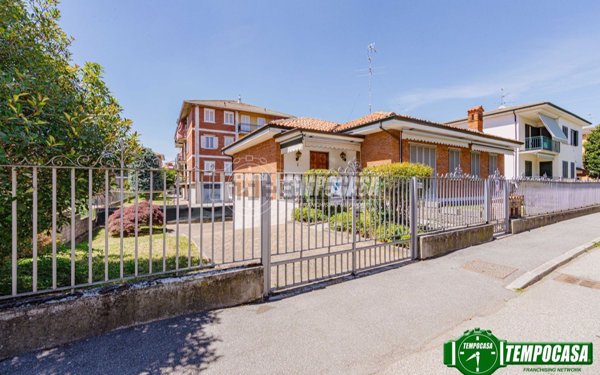 esavano in vendita a Pavia in zona Bellaria