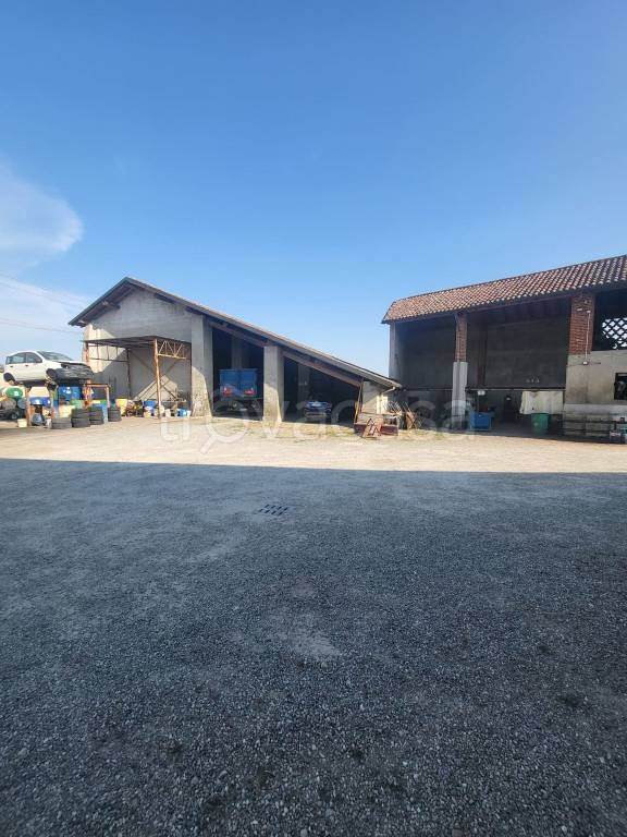 negozio in vendita a Pavia in zona Fossarmato