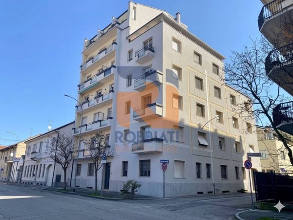 appartamento in vendita a Pavia in zona Stazione