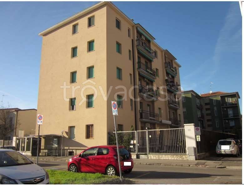 appartamento in vendita a Pavia in zona Pompieri