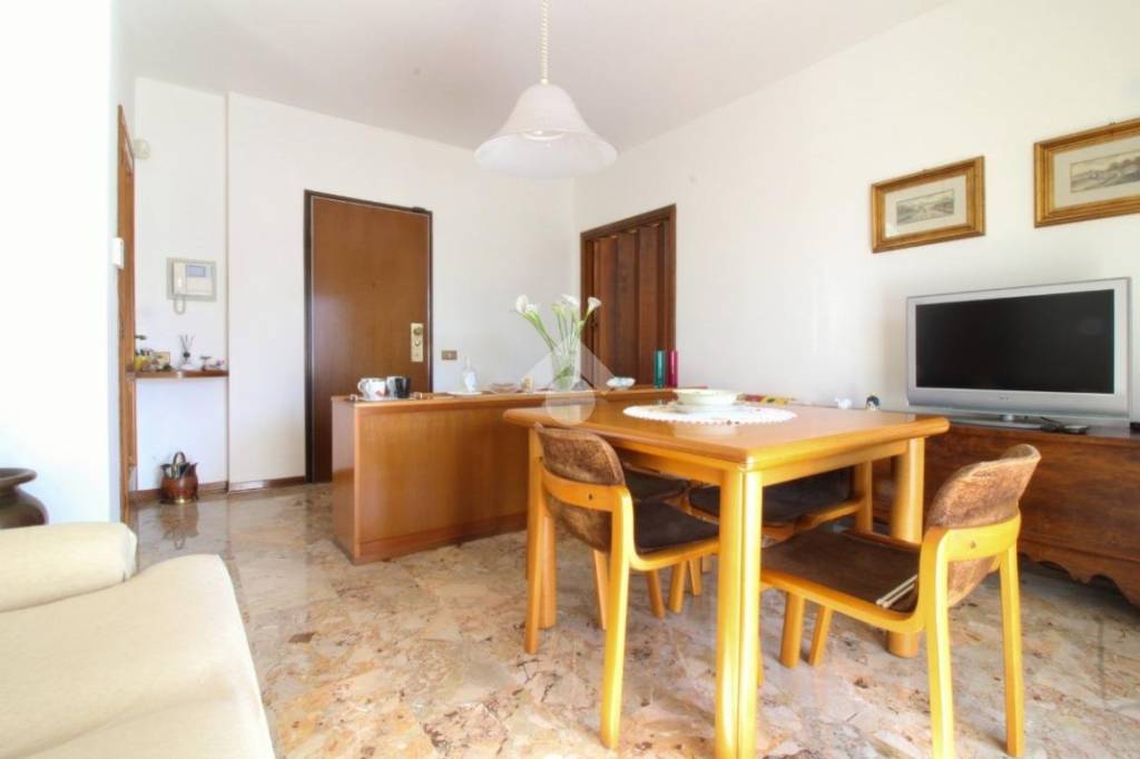 appartamento in vendita a Pavia in zona Vallone
