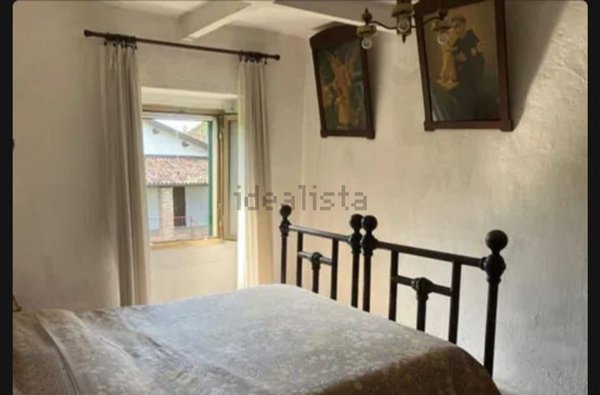 casa indipendente in vendita a Pietra de' Giorgi in zona Castellato