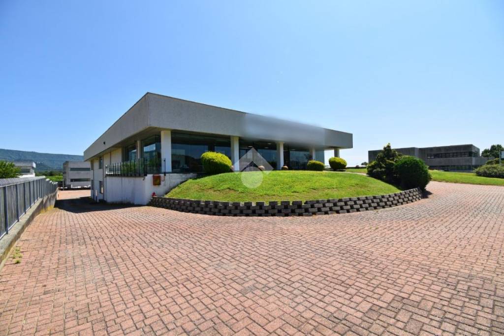 locale commerciale in vendita a Lessolo